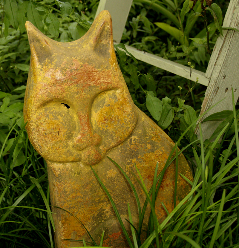 Cat sculpture for soothing garden